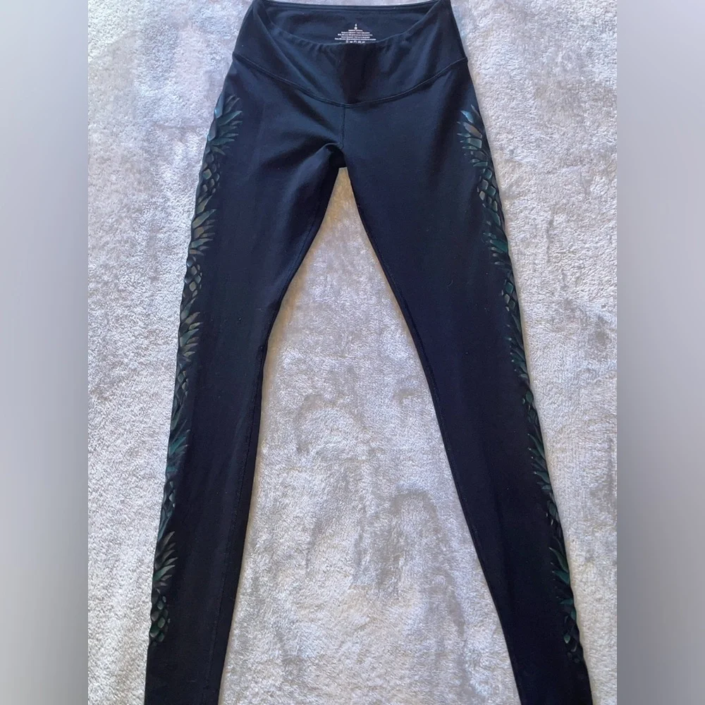 Lululemon Full Length Black Pineapple Side Print Leggings Women’s Size 4
